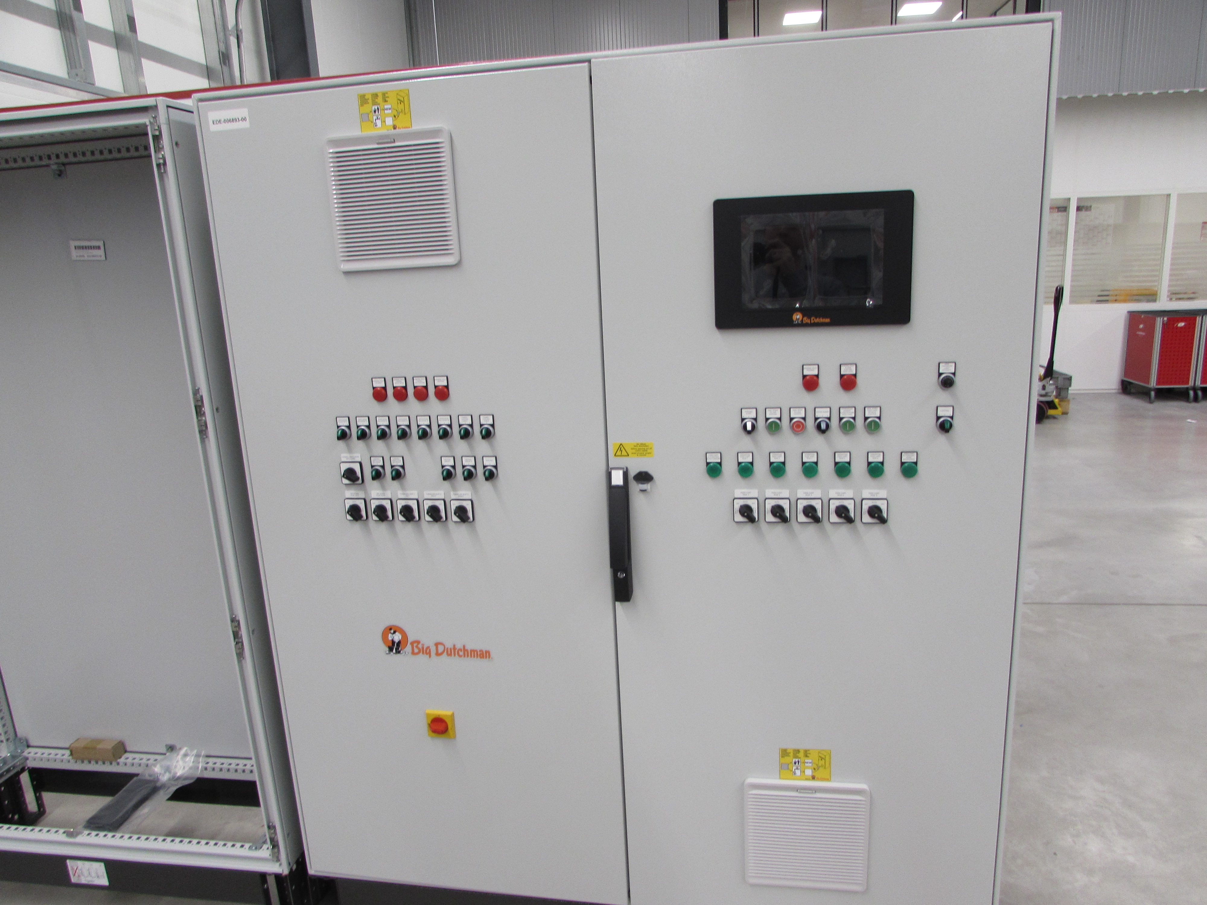 Control cab. Rearing